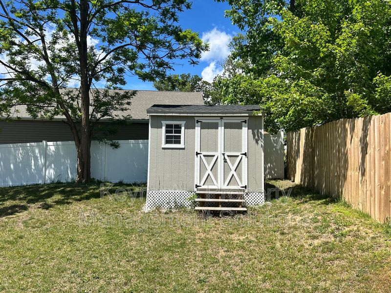 819 Geoffery St – photo 3