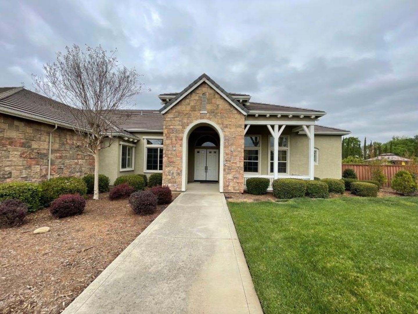 Absolutely Gorgeous Home in Desired Elk Grove Gated Community – photo 2