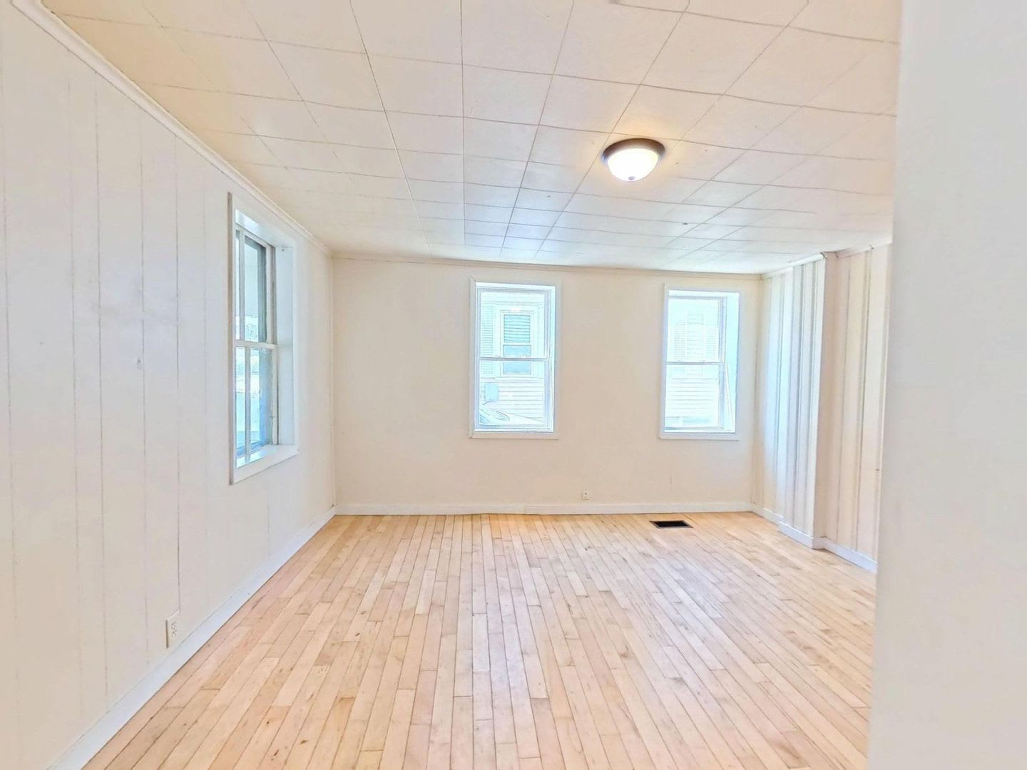 4 Bed Farmhouse Minutes From Uvm Campus 30 Chase St – photo 3
