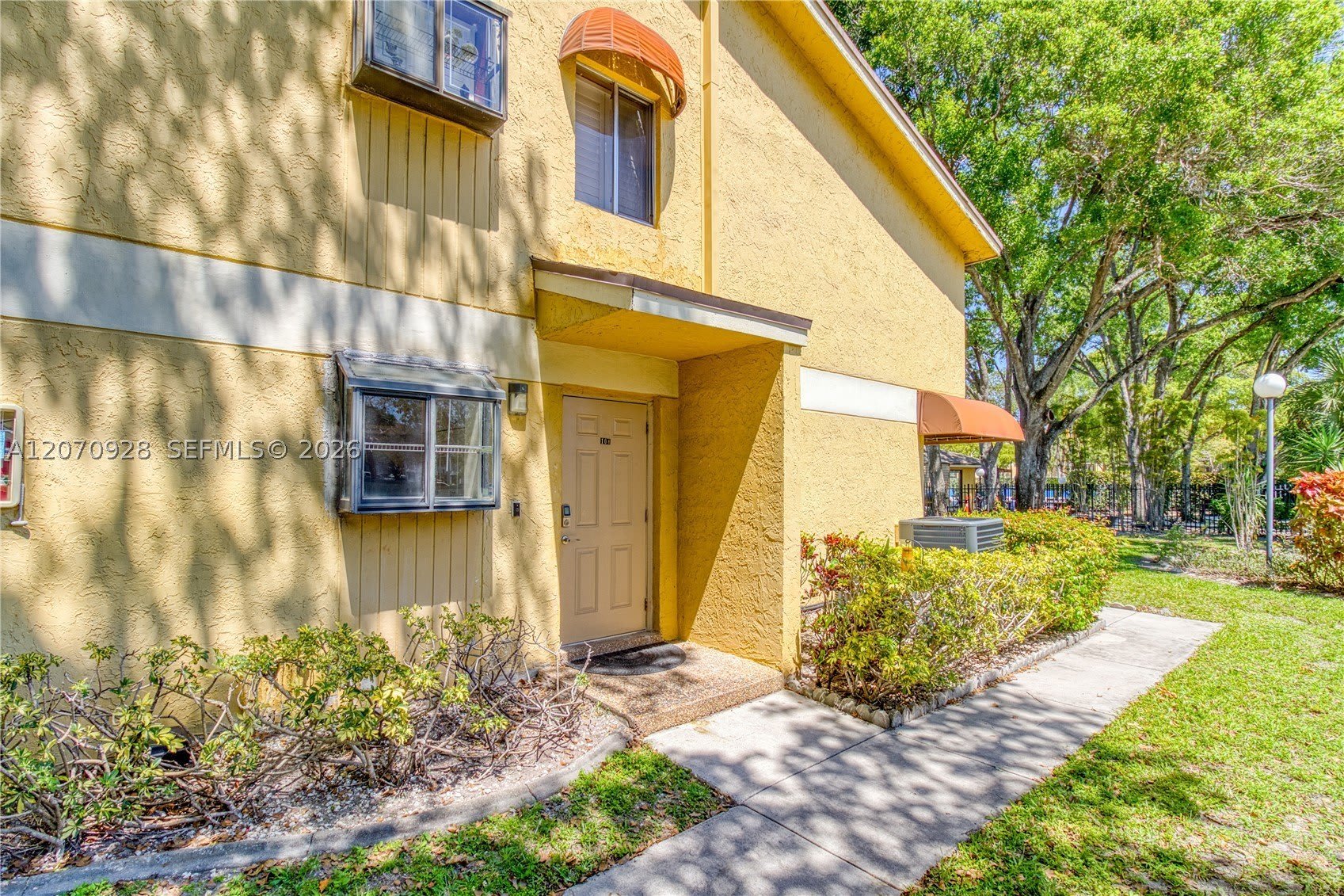 3095 N Oakland Forest Dr – photo 2