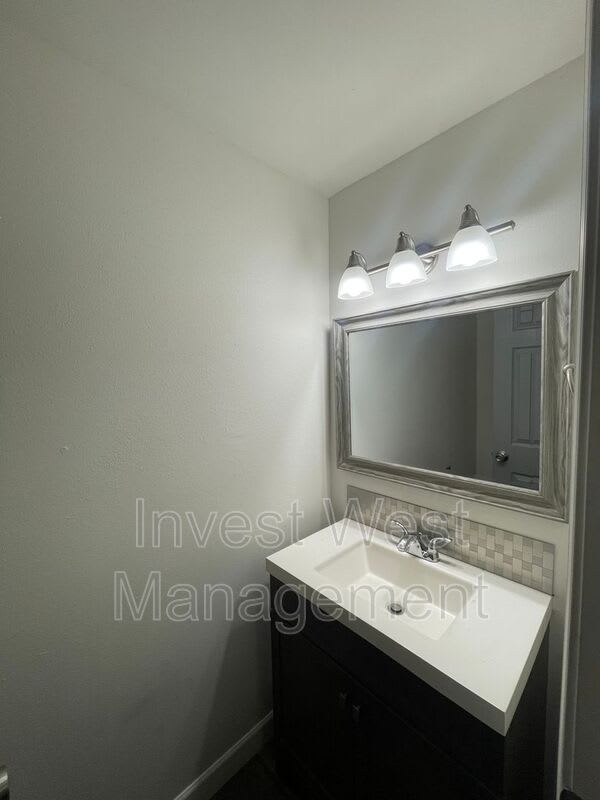 1960 33 Avenue – photo 5