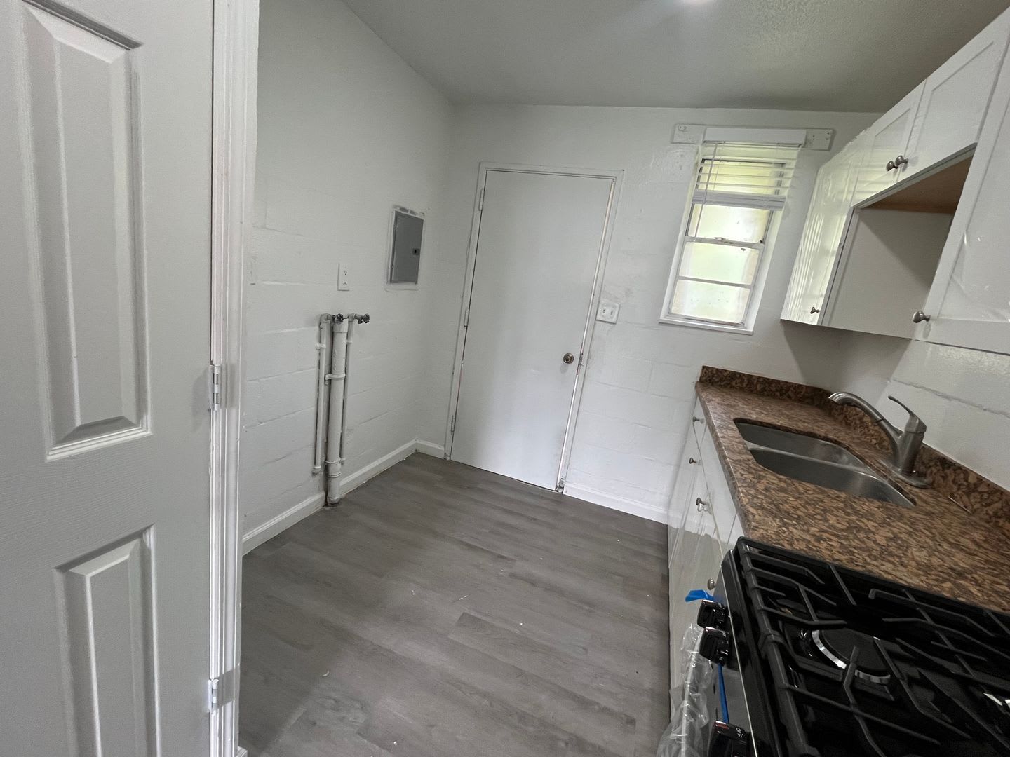 Remodeled 3 Bedroom, 1 Bathroom Brick Apartment near Downtown Live Oak – photo 5