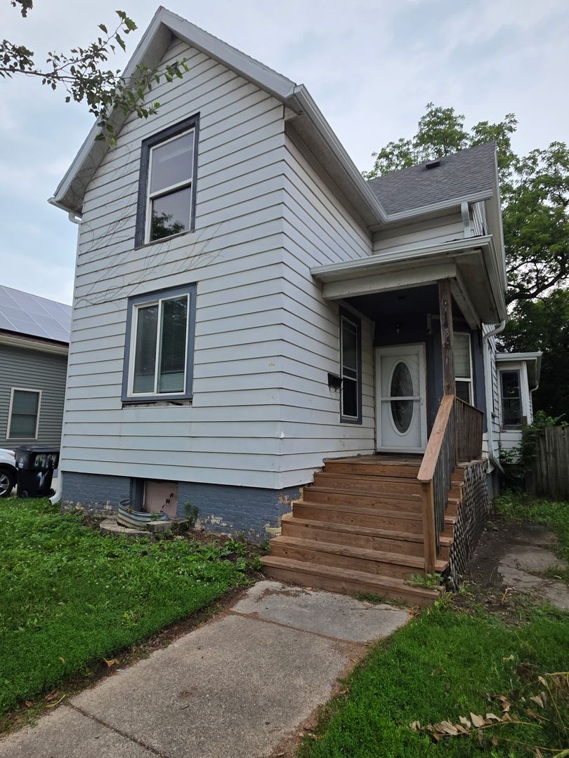 Ginormous 6 Bed Single Family Home Main Level Laundry Appliances Included Rear Deck Front Porch Partially Fenced Yard – photo 1
