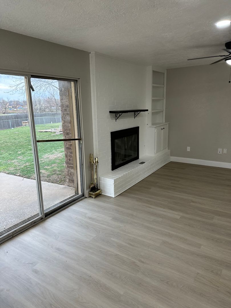 East side! Updated! Granite counter tops! Hard surface flooring throughout! – photo 5