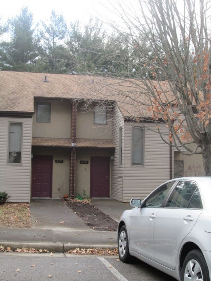 3 Bedroom 2 5 Bath Townhouse – photo 1
