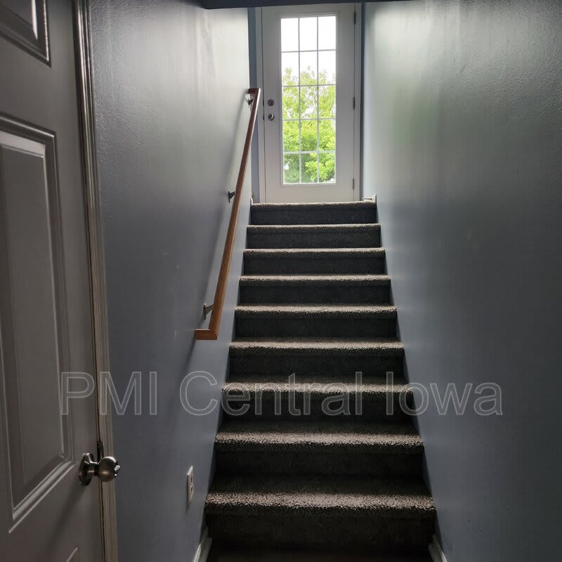 305 NE Kingwood – photo 2