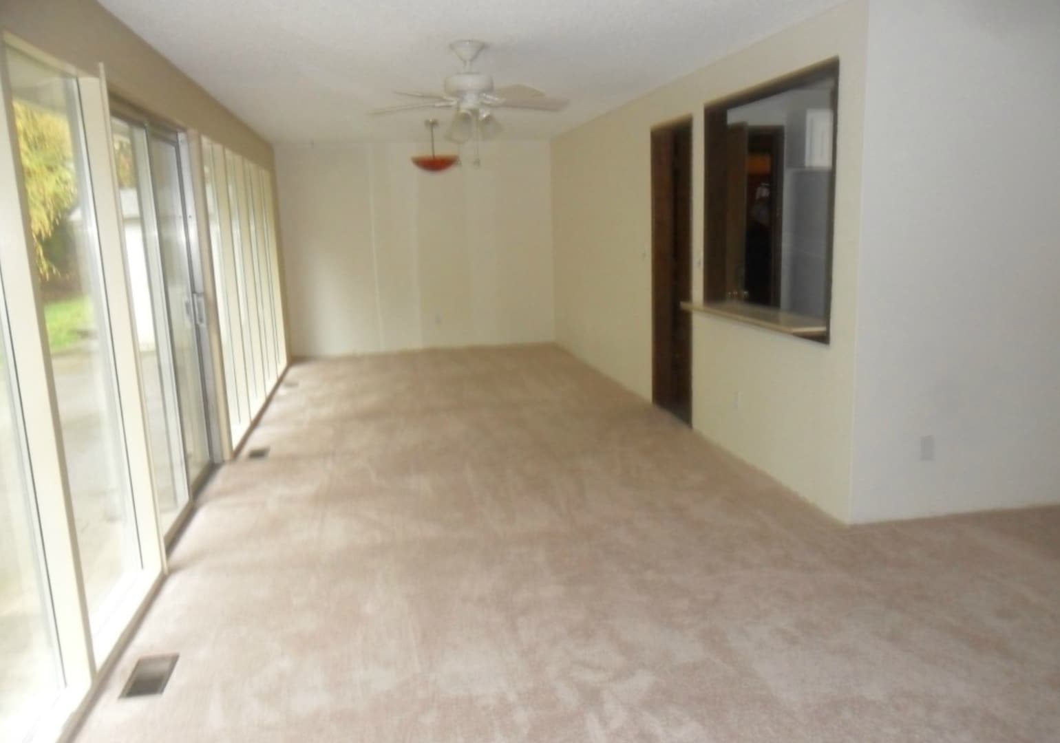 Spacious 4 Bed Tri Level With 4 Car Garage Walk To Elementary Middle High School – photo 5