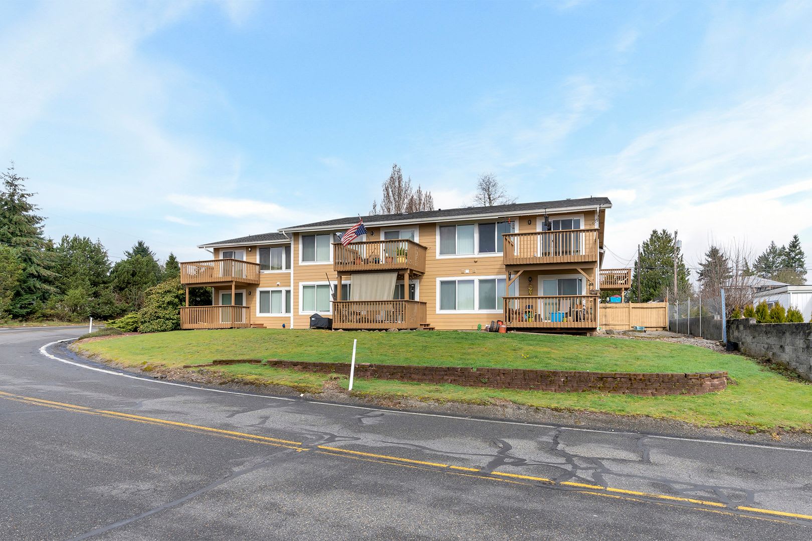 Newly renovated 2 BR Apartment with Stunning Views in Tacoma – photo 2