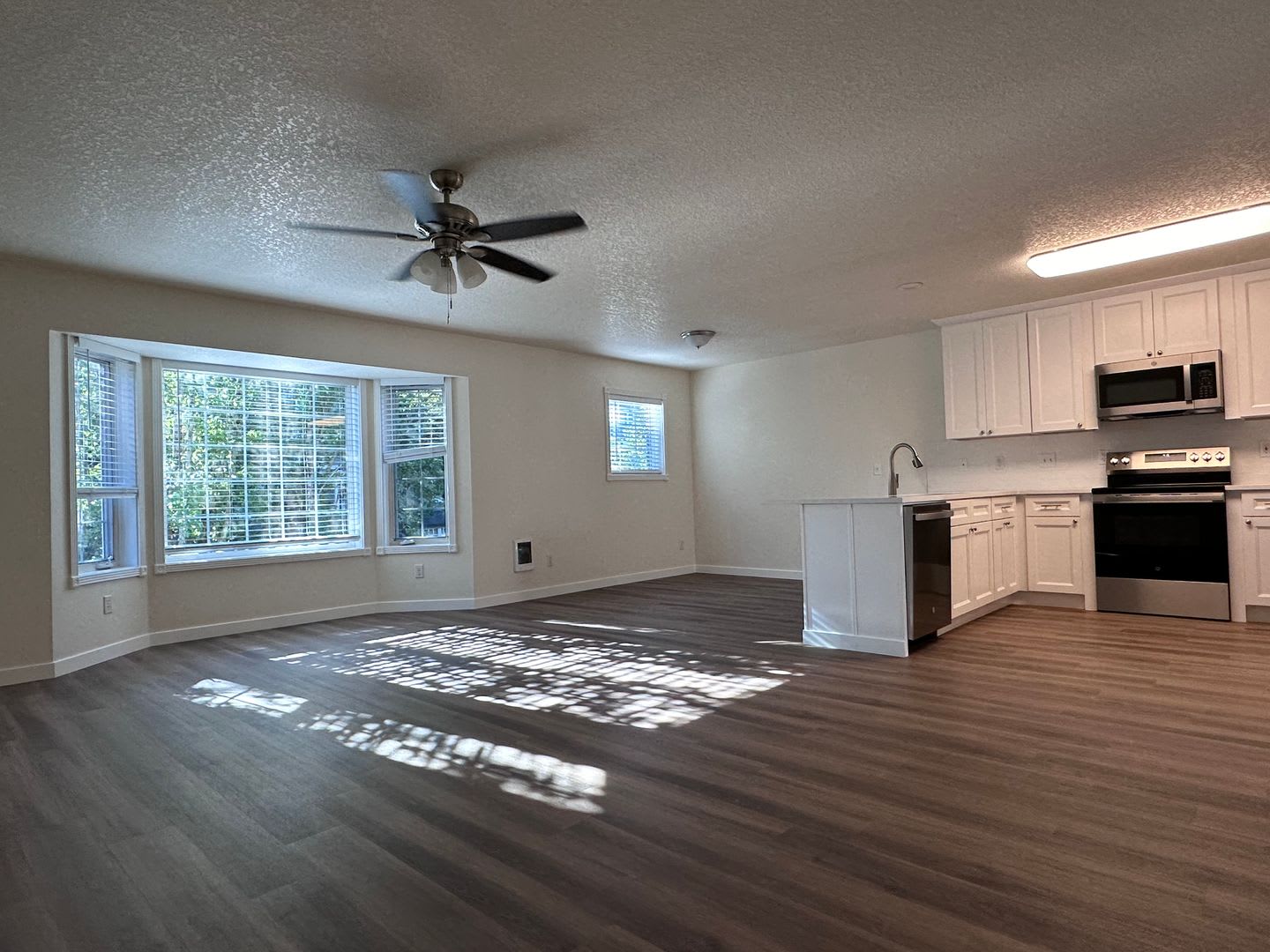 BRIGHT, CLEAN w/SECURED ENTRY! CONDO IN DOWNTOWN GRESHAM! – photo 3