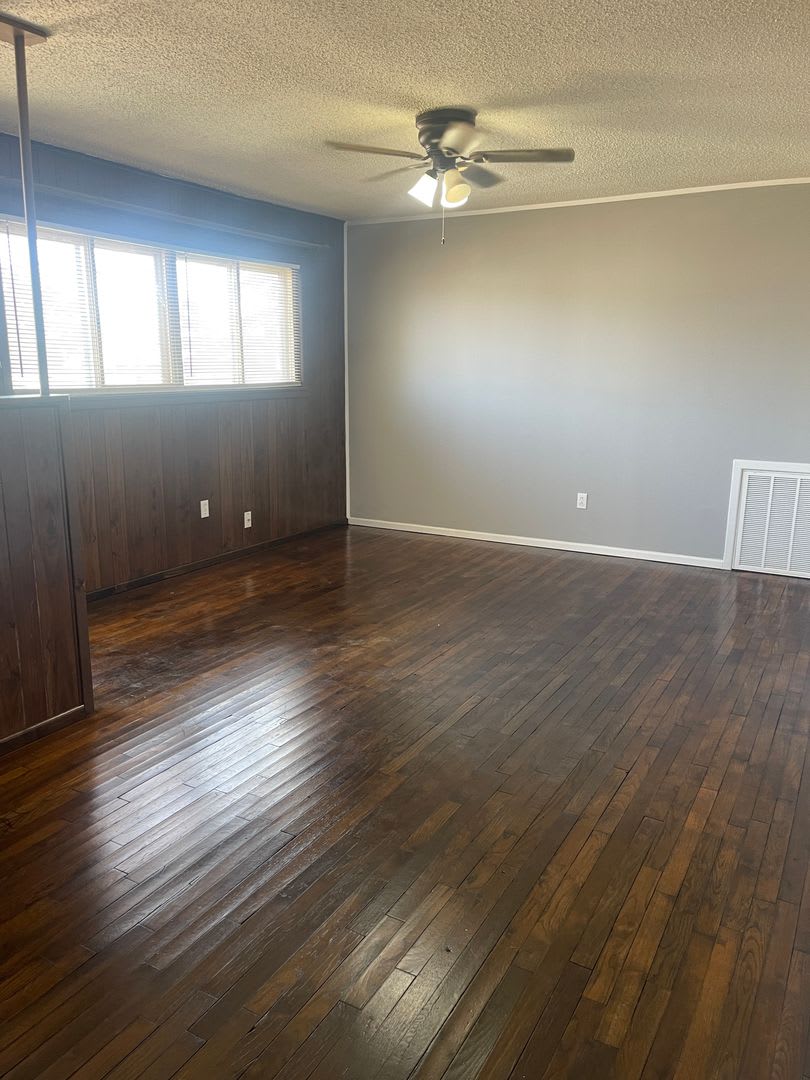 Move in Special! $200 off First Month! Adorable 2 Bedroom with 2 Car Garage Close to Hospitals and TTU! – photo 4