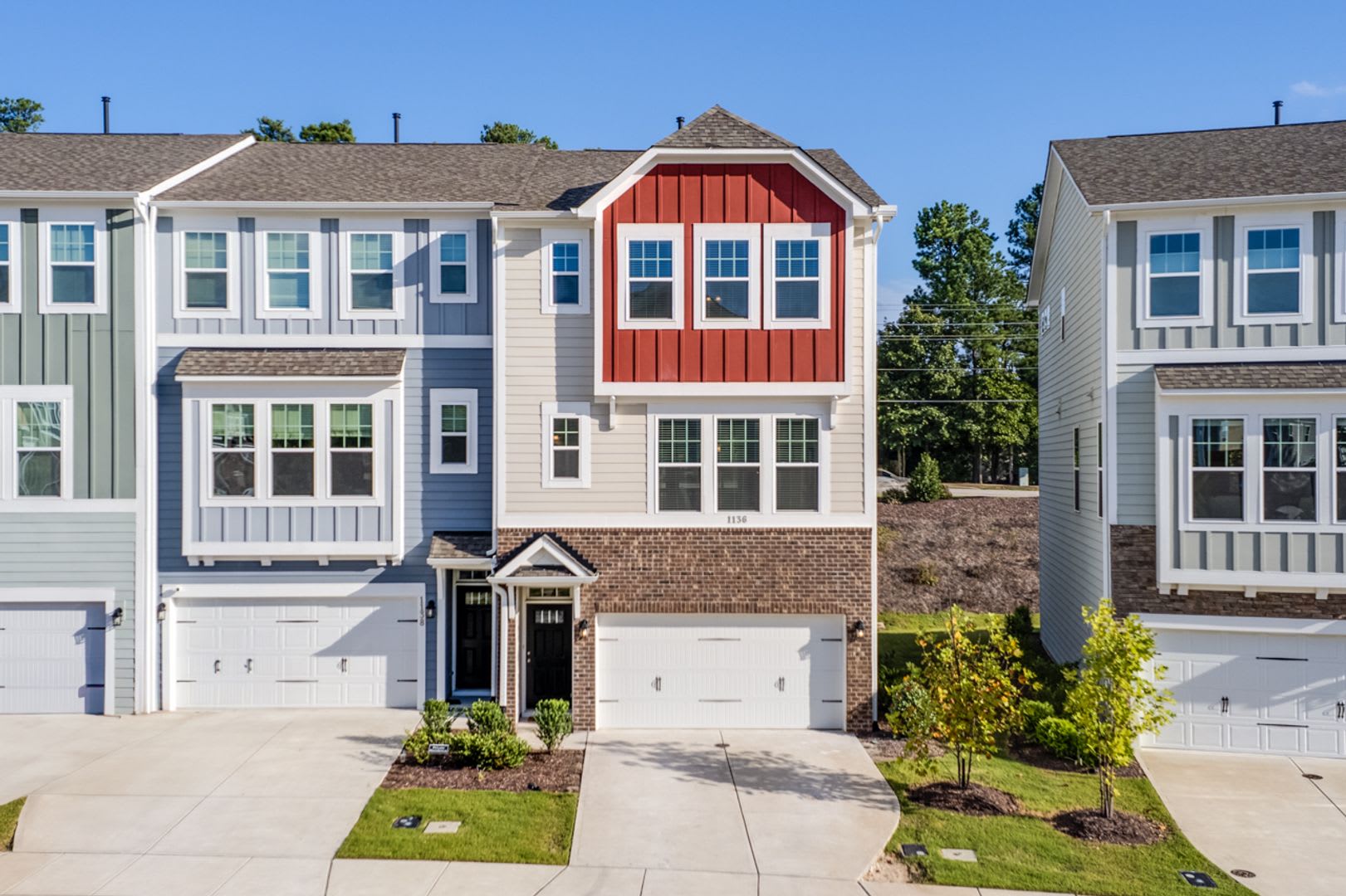 Spacious 4-Bed Home! Modern Kitchen, High Ceilings, Dual Primaries, Laundry Room, Pet Friendly! – photo 1