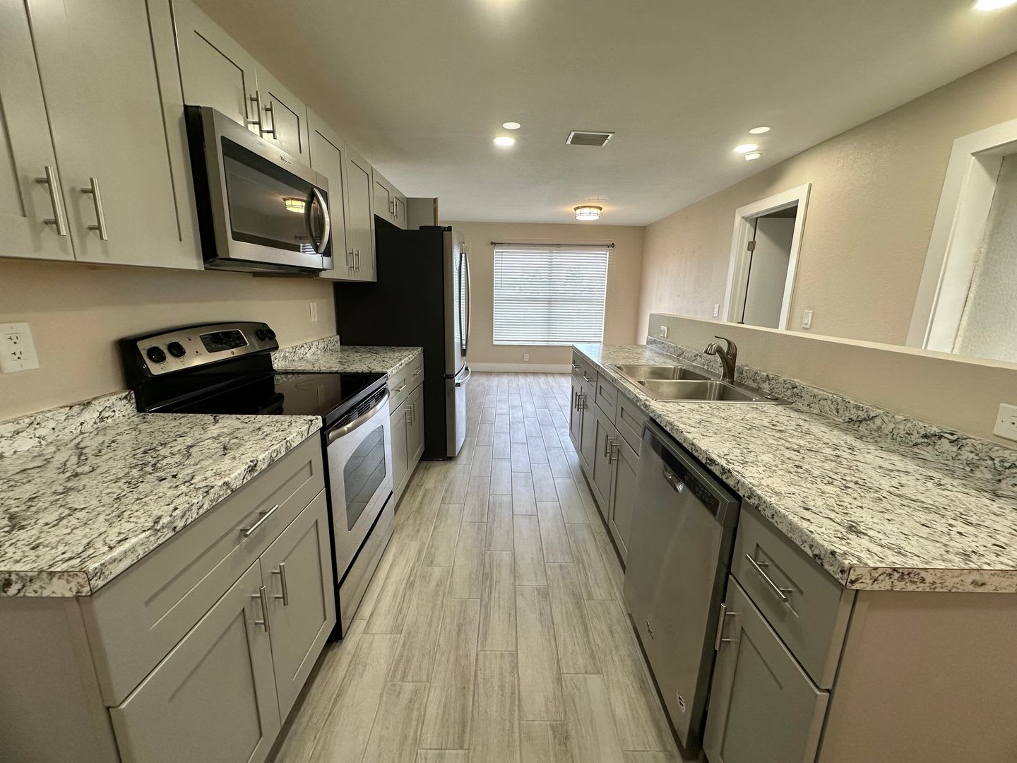 Great Location! 2 Bed 2 Bath Duplex Available Now – photo 4