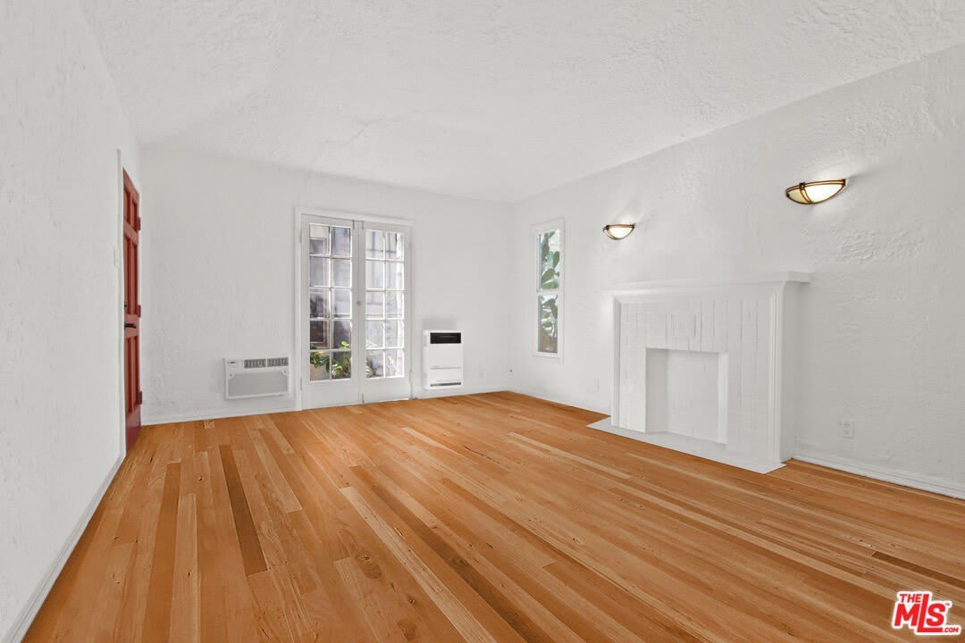 1386 1/2 Edgecliffe – photo 2