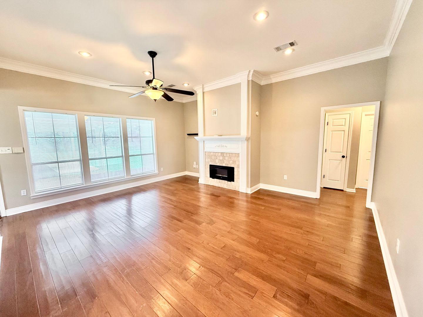 3 Bed, 2 Bath Home with Large Backyard in Fairmont Subdivision – photo 3