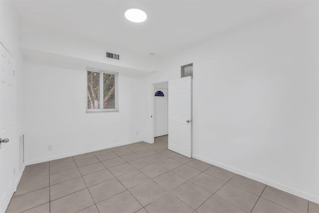1340 Ne 1St Avenue – photo 2