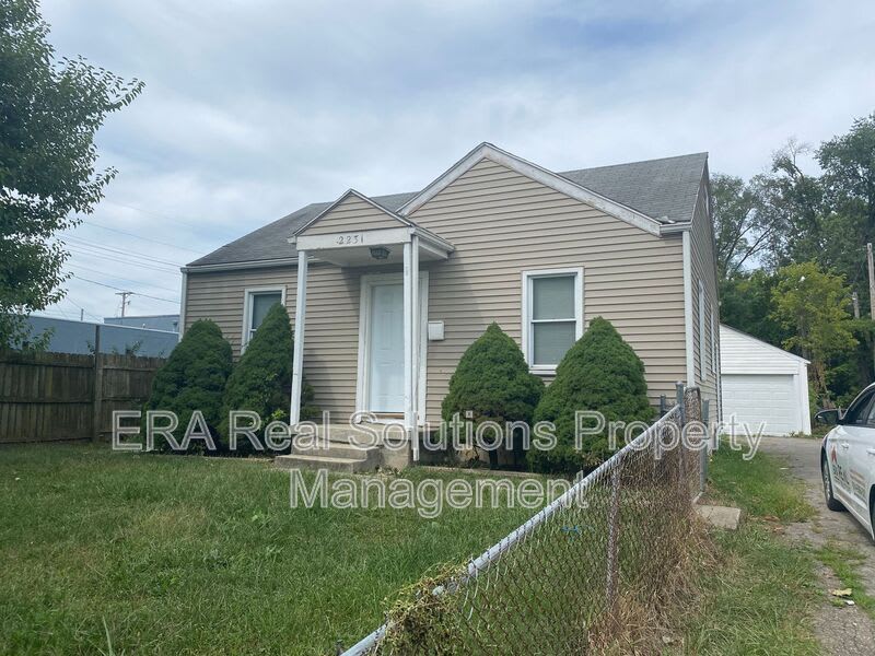 2231 Parkwood Av – photo 1