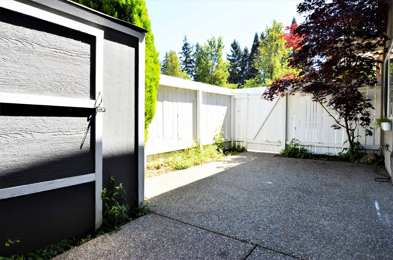Lovely end unit at Newport Townhomes! – photo 1