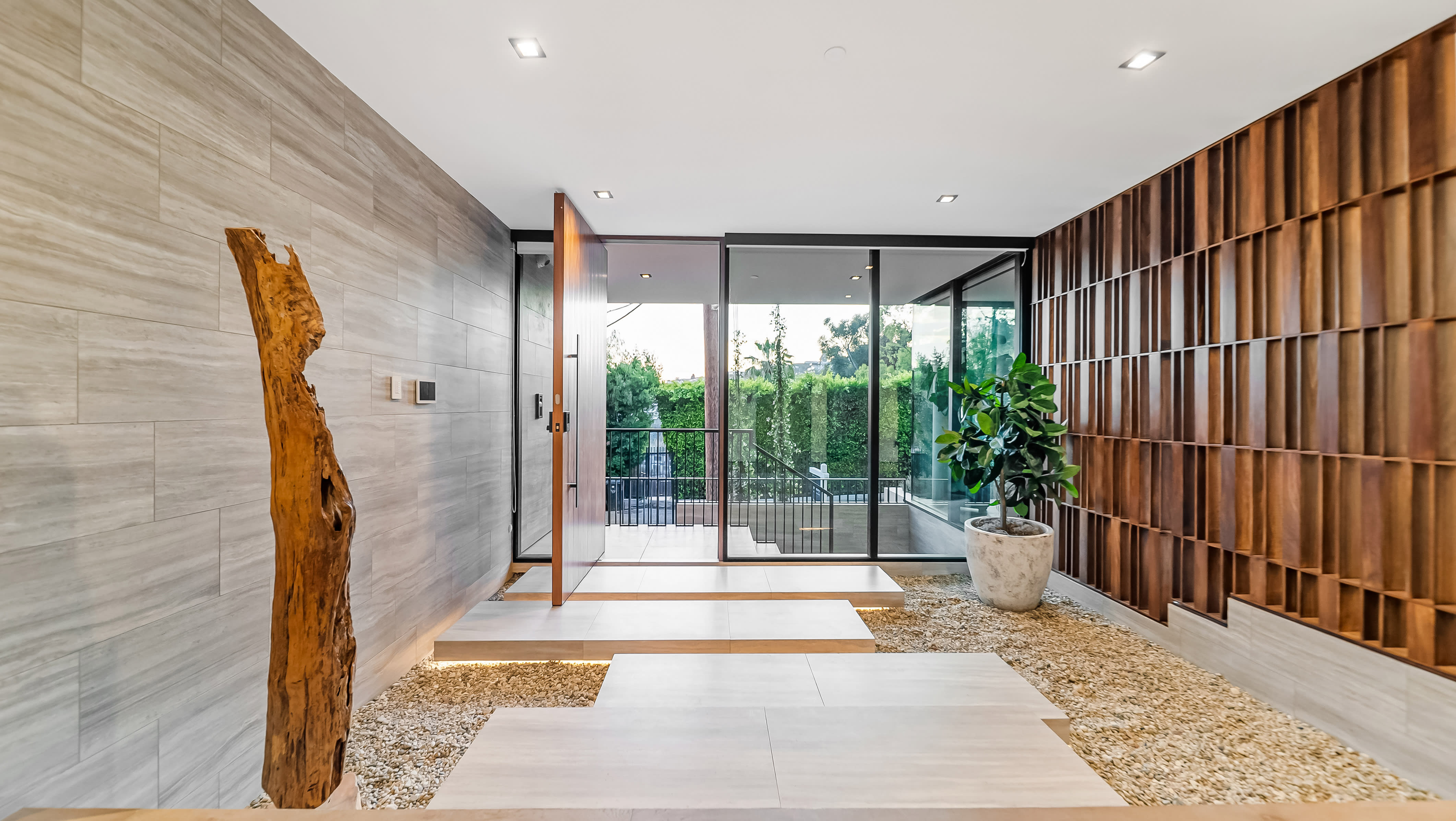 8777 W Hollywood Blvd – photo 3