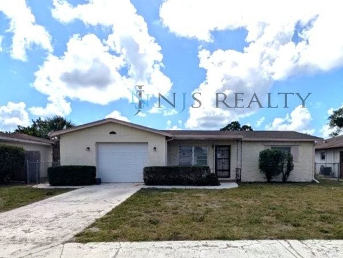 3 2 1 1014 Sq Ft Home With All Tile Floors Large Open Floorplan And Enclosed Porch With Fenced Yard – photo 1