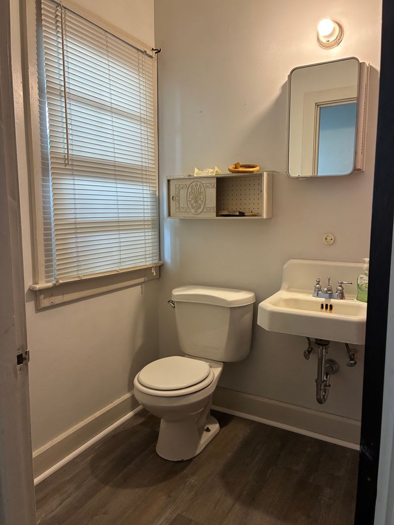 One Bedroom One Bath 2Nd Fl Apartment – photo 2