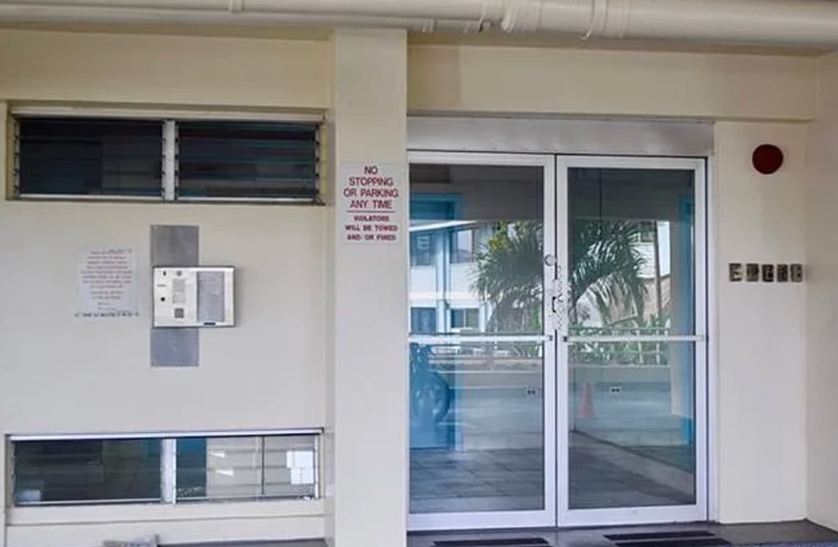 Rarely Available 1 Bedroom 1 Bath Top Floor Corner Unit In Makiki Colony – photo 2