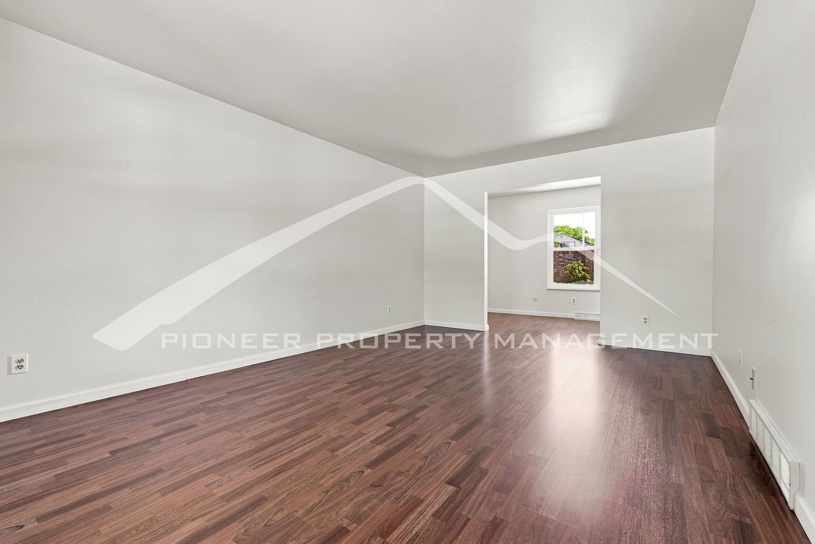 Single Family Home With 2 Car Garage And Central Air – photo 4