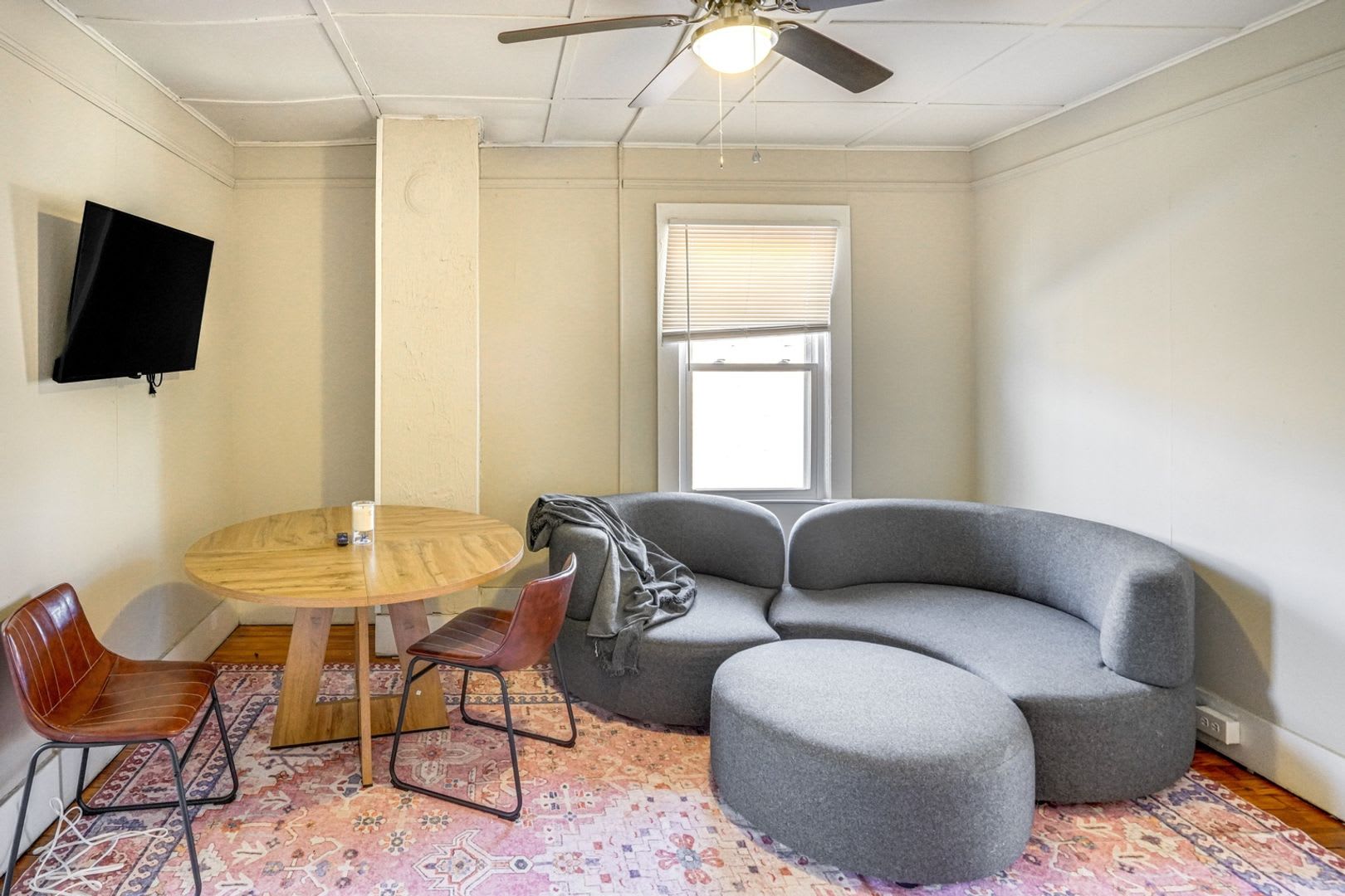Renovated 2 Bedroom + Den w/ Private Garden Access – photo 5