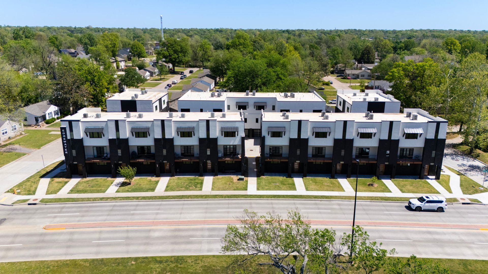 Beautiful Fully Furnished 2 Bed / 2.5 Bath Condominium with Attached 2-Car Garage. – photo 2