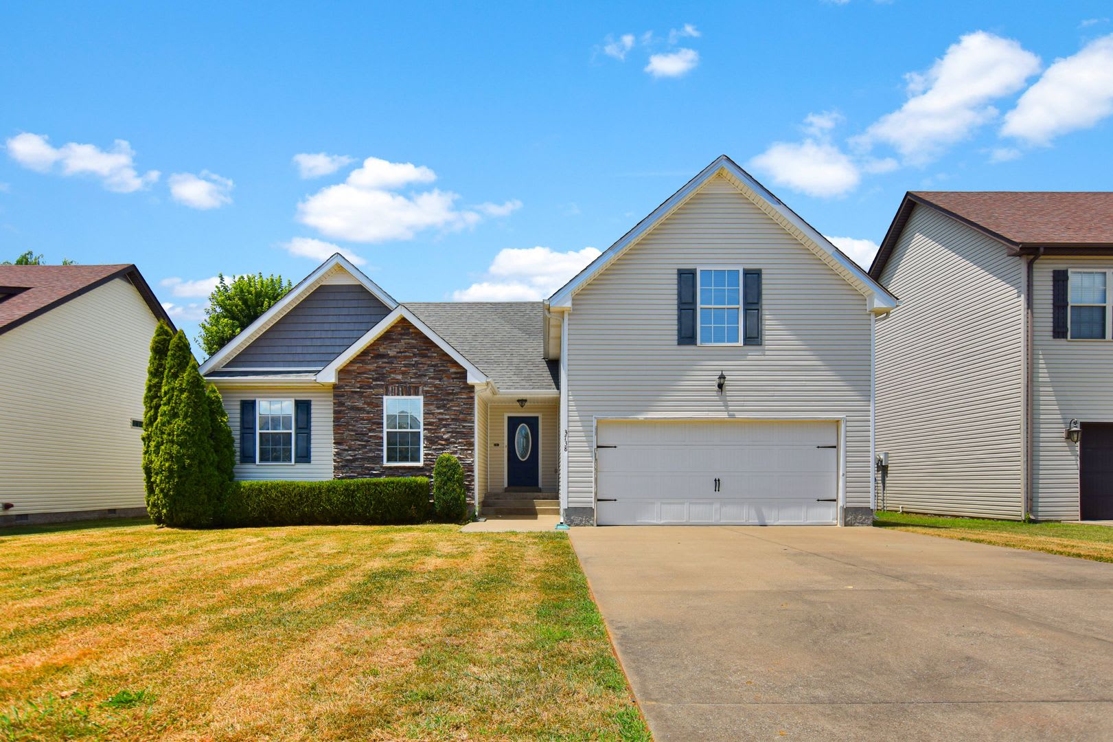 Pet Friendly Three Bedroom with Bonus! – photo 1