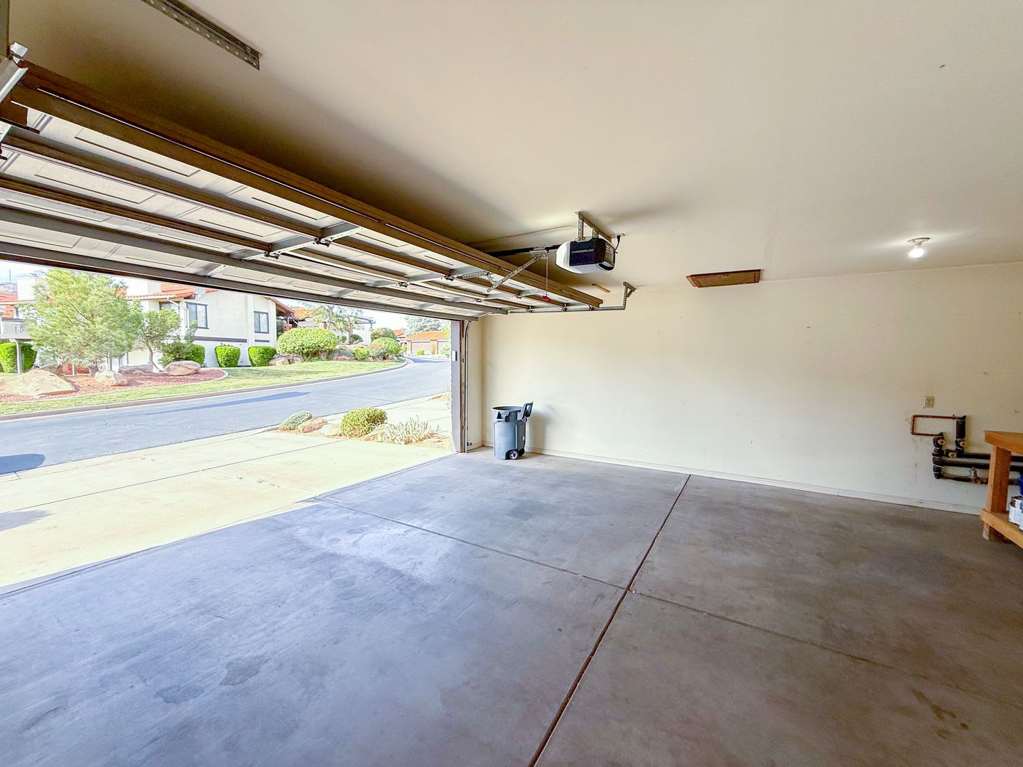 Upgraded townhome by Southgate Golf Course – photo 3