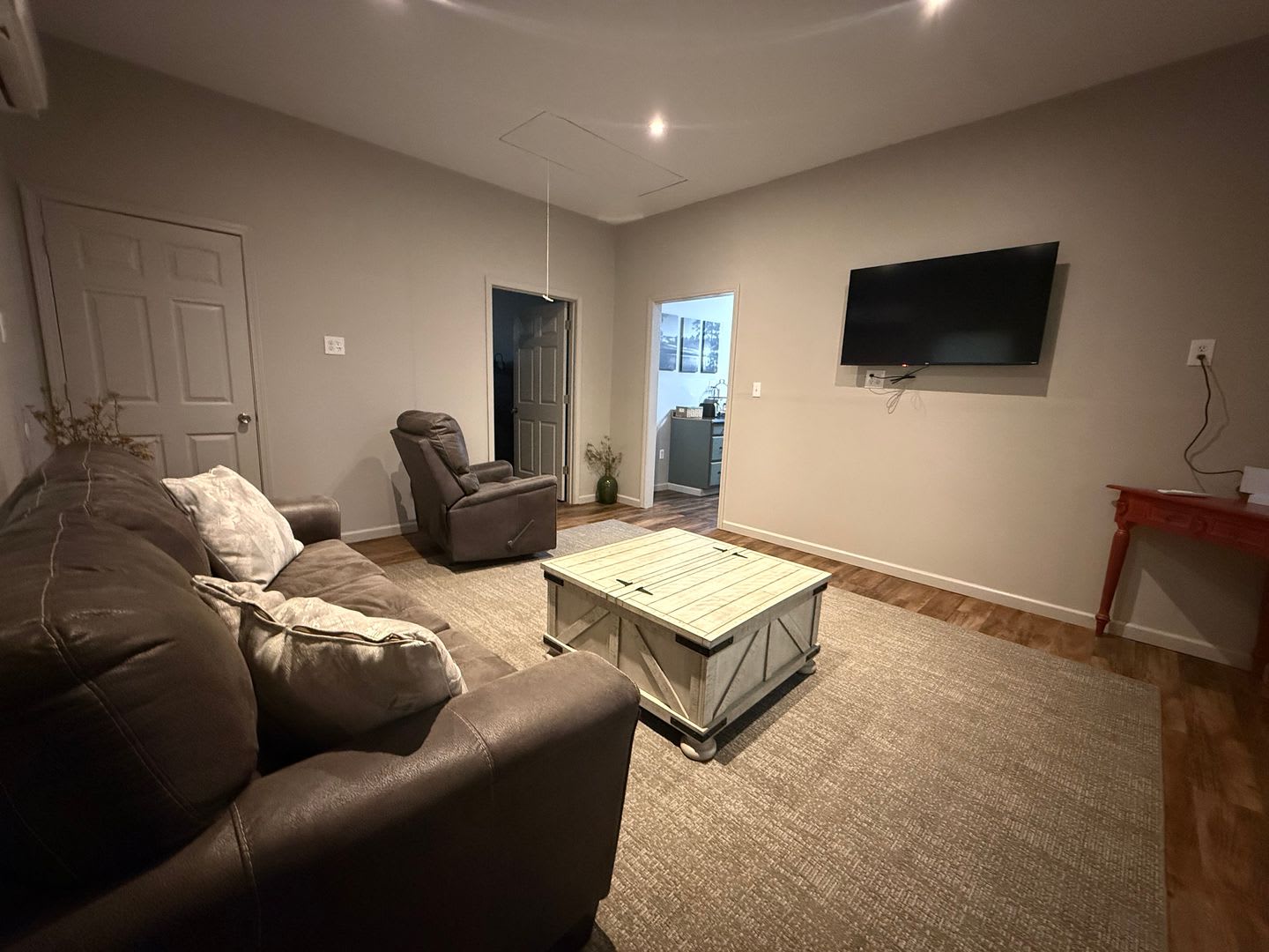2 Bedrooms, 1 Bathroom – photo 2