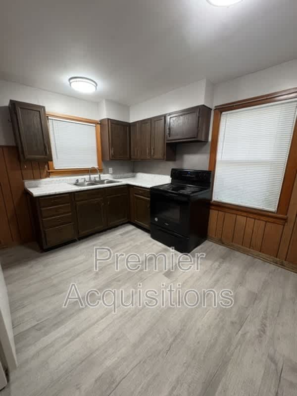126 E 3rd St – photo 4