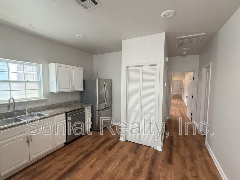 1461 N Robertson St. – photo 3