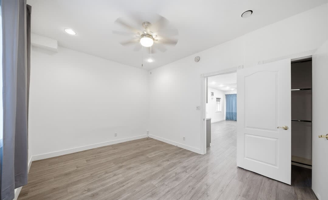 5760 Melrose Ave – photo 2