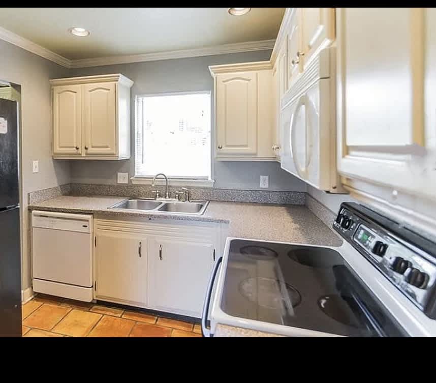 1226 Villa Lane – photo 2