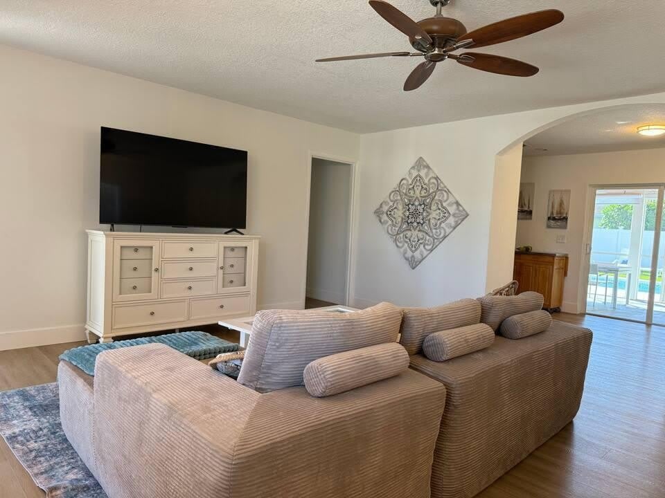 516 E Whitney Drive – photo 3