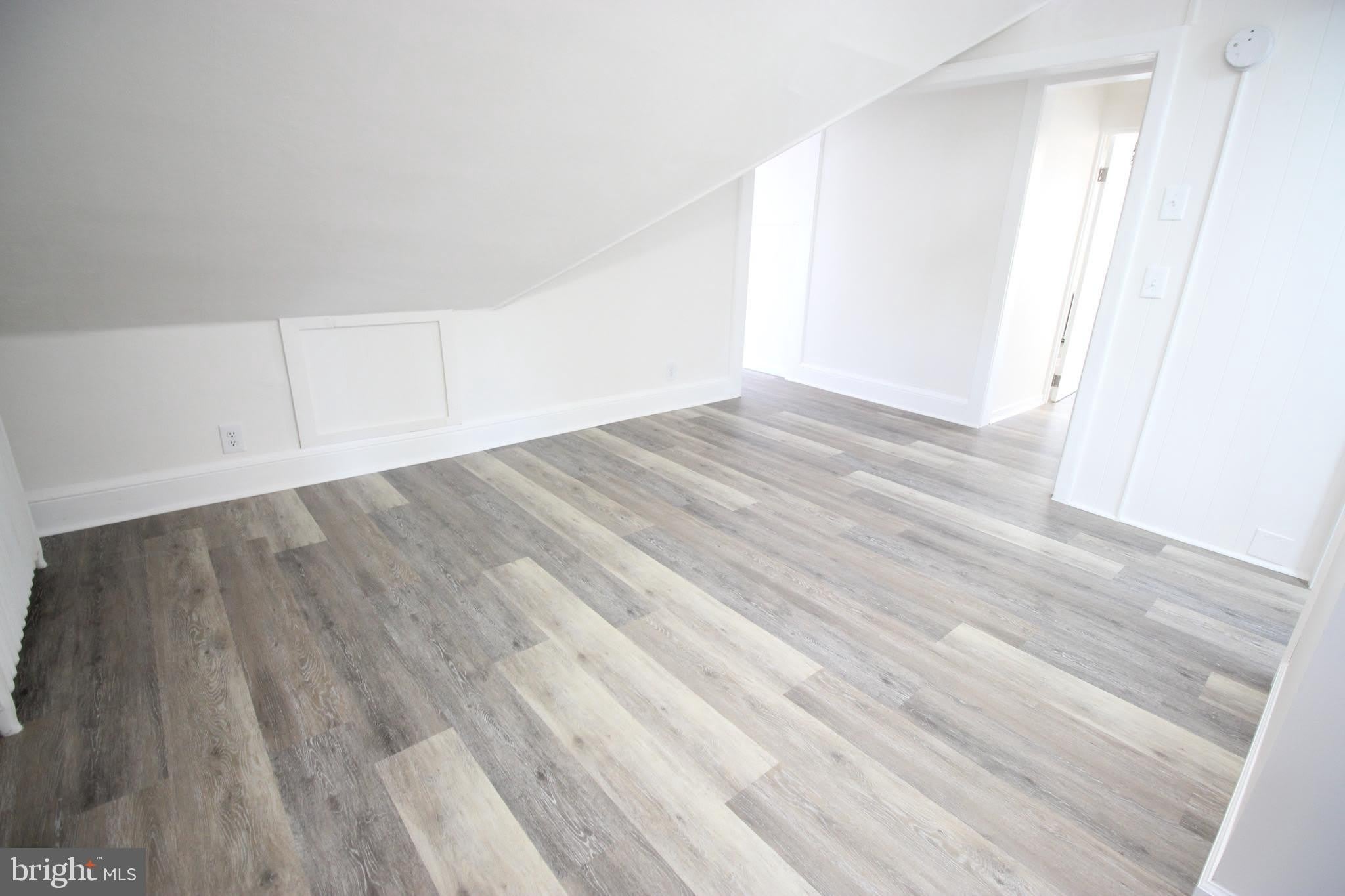 201 E DELAWARE Avenue – photo 3