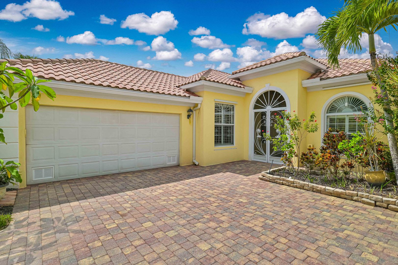 Now Available Gorgeous 3 2 Plus Den Pool Home In Verona Walk – photo 2