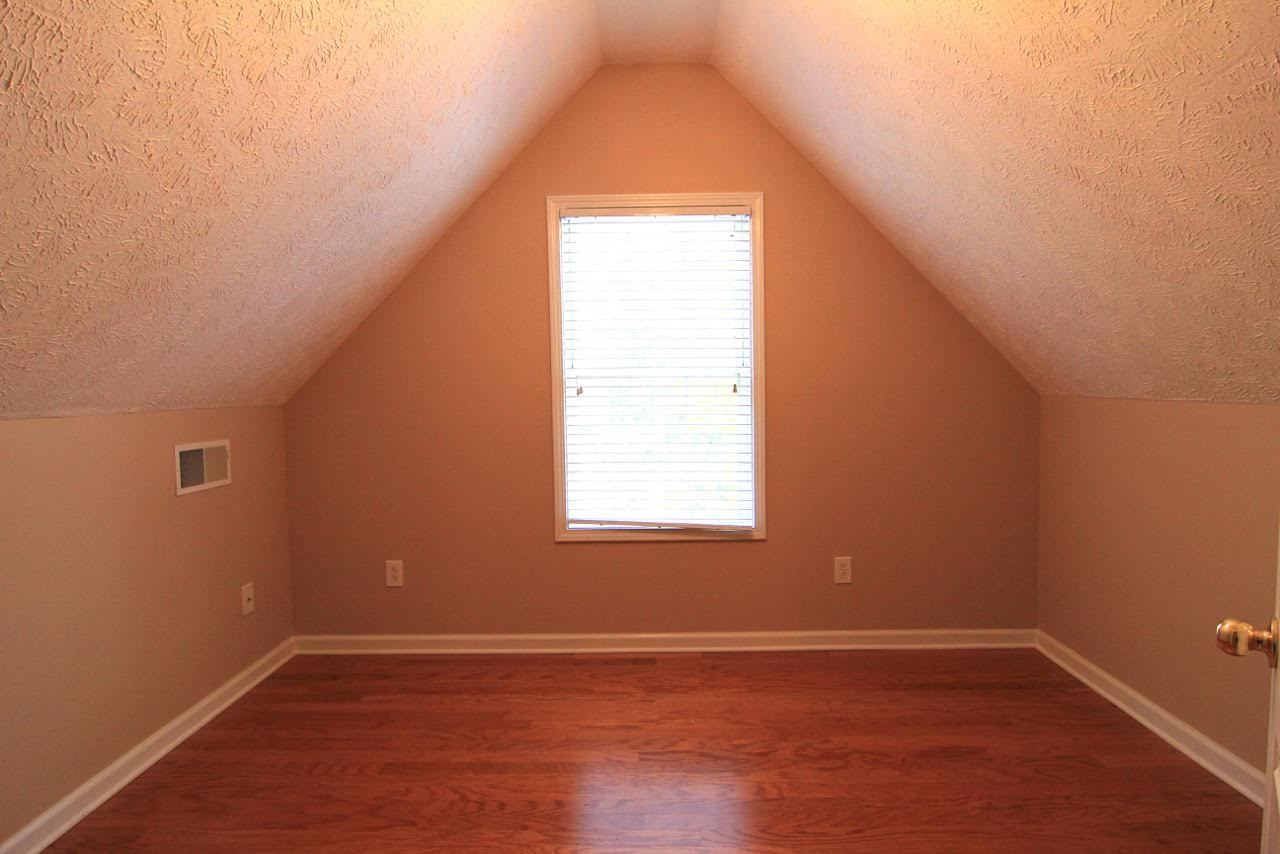 Coming Soon 4 Bedroom 2 Bath Over 1500 Sq Feet Large Yard 1795 Per Month Www Gluthwrightproperties Com – photo 3