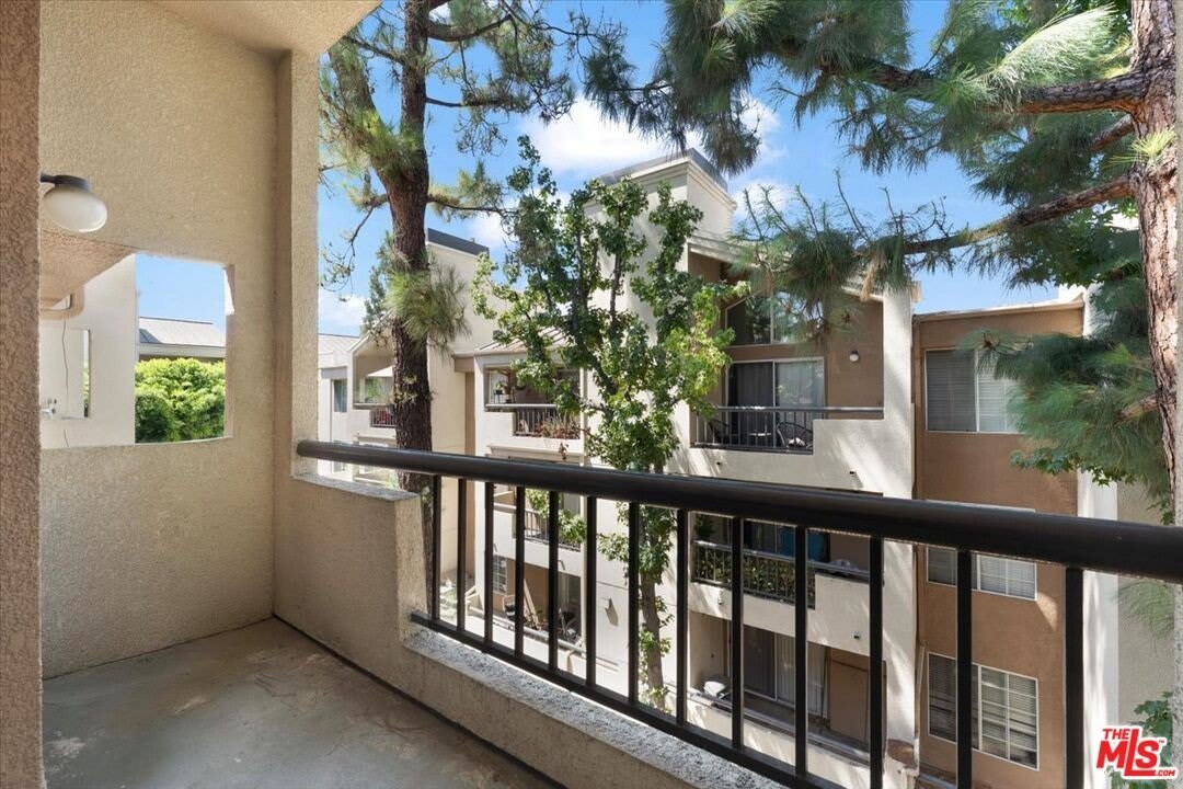 5530 Owensmouth Ave – photo 4