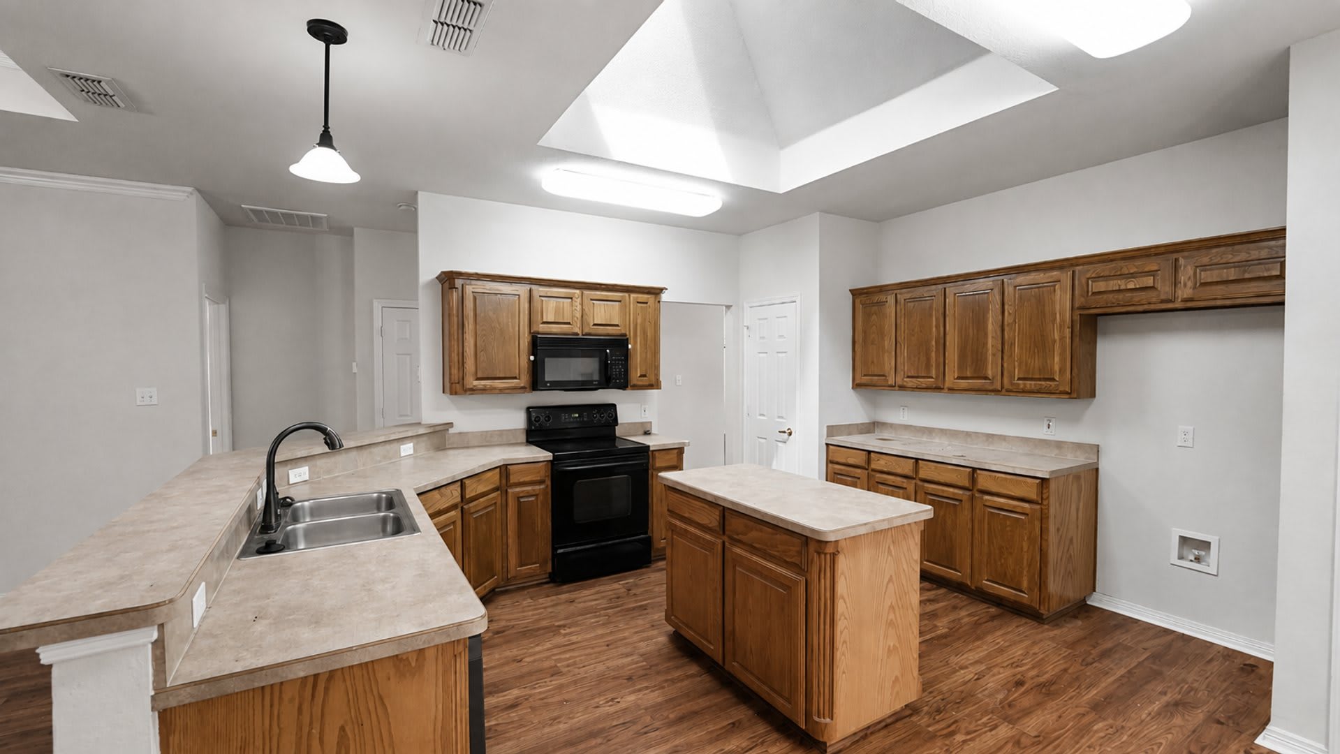 FOR LEASE! Stunning 3 Bedroom, 2 Bathroom, 2 Car Garage Home Located In Country Brook Park Estates – photo 5