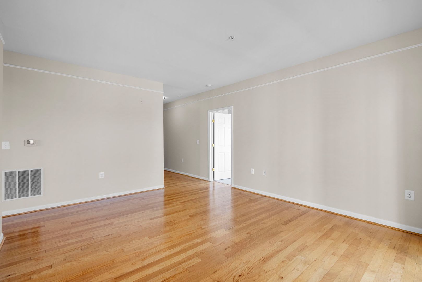 2 Bed 2 Bath King Farm Condo Move In Ready – photo 4