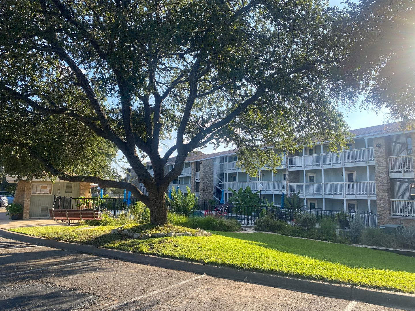 GROUND FLOOR STUDIO CONDO WITH A MILLION DOLLAR LAKE VIEW – photo 4