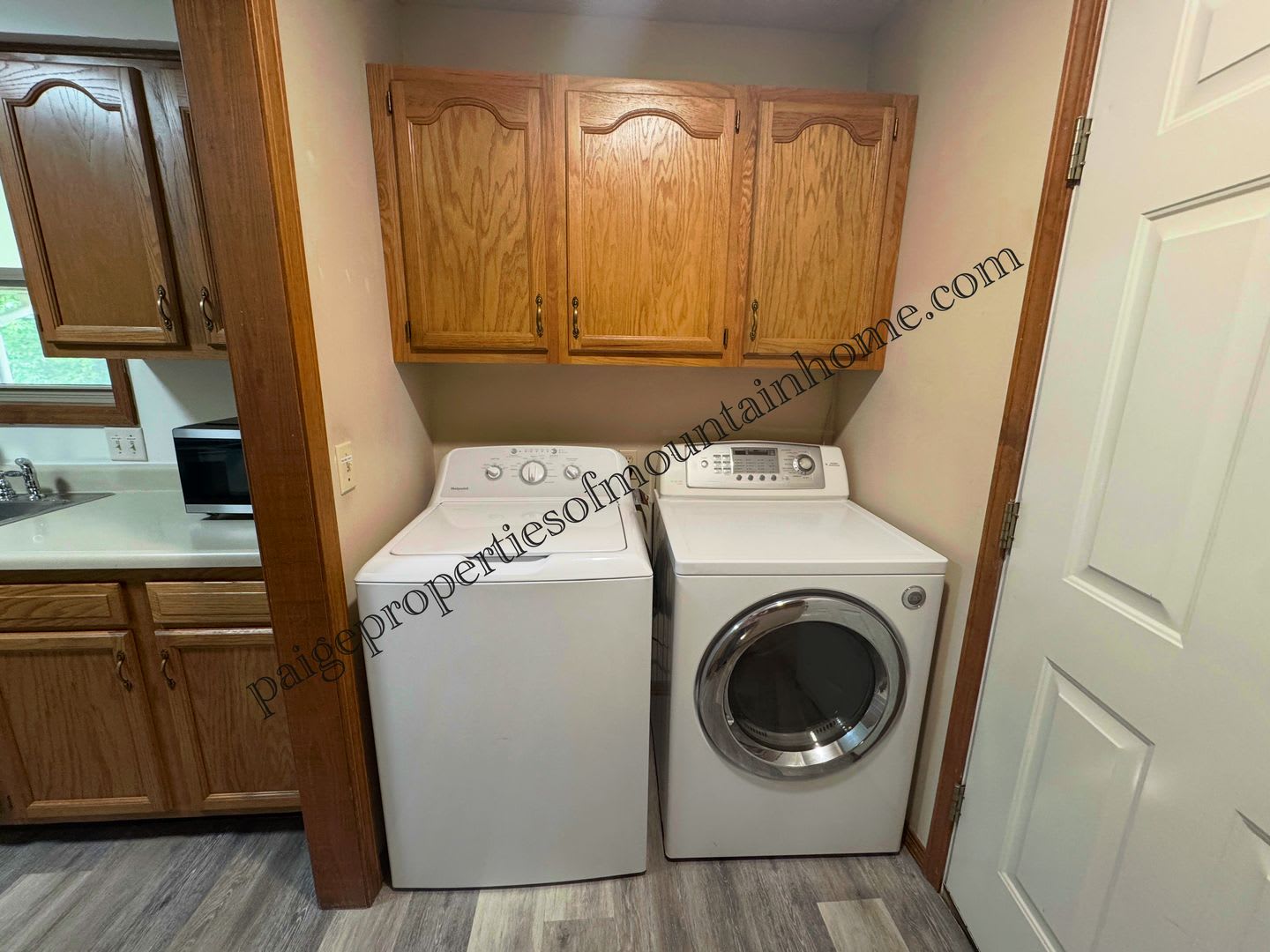 Bright & Spacious 3 Bed / 2 Bath Home in Town! – photo 5