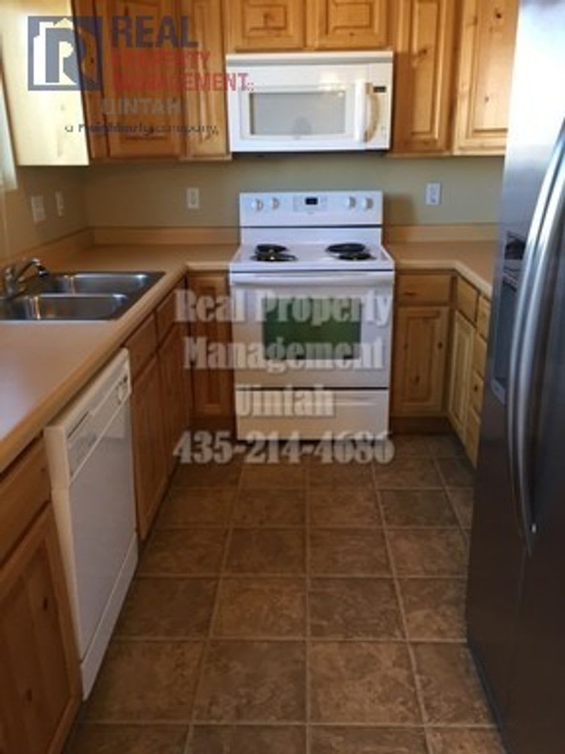 3 Bedroom 2.5 Bathrooms Town Home – photo 2