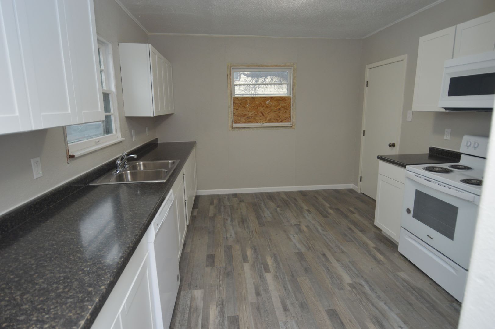 Fully remodeled 3 bedroom 2 bath near downtown and Greenway! – photo 4