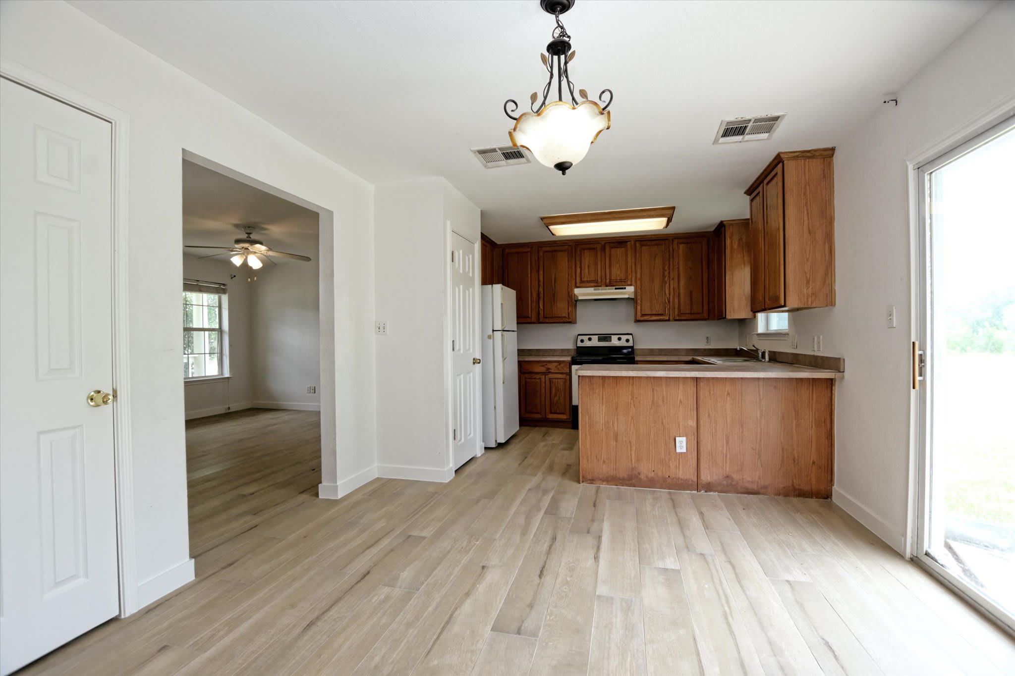 716 Honeysuckle Dr – photo 4