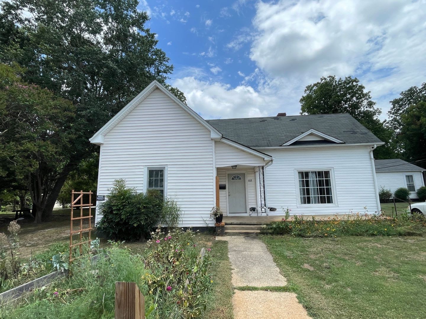 Coming Soon!!! 4 bedroom 2 bathroom house. Lawn Care, Electric, and Water Included! – photo 1