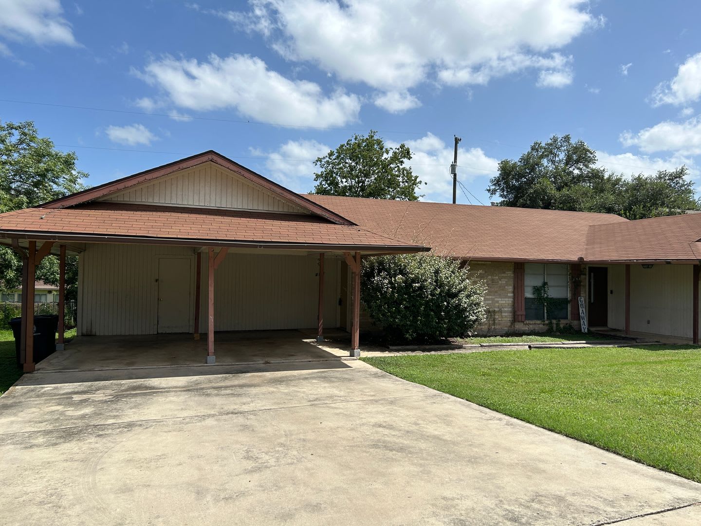 2/1 Duplex on "The Hill" above Landa Park! / No Carpet / Fenced in Backyard/ NBISD – photo 1