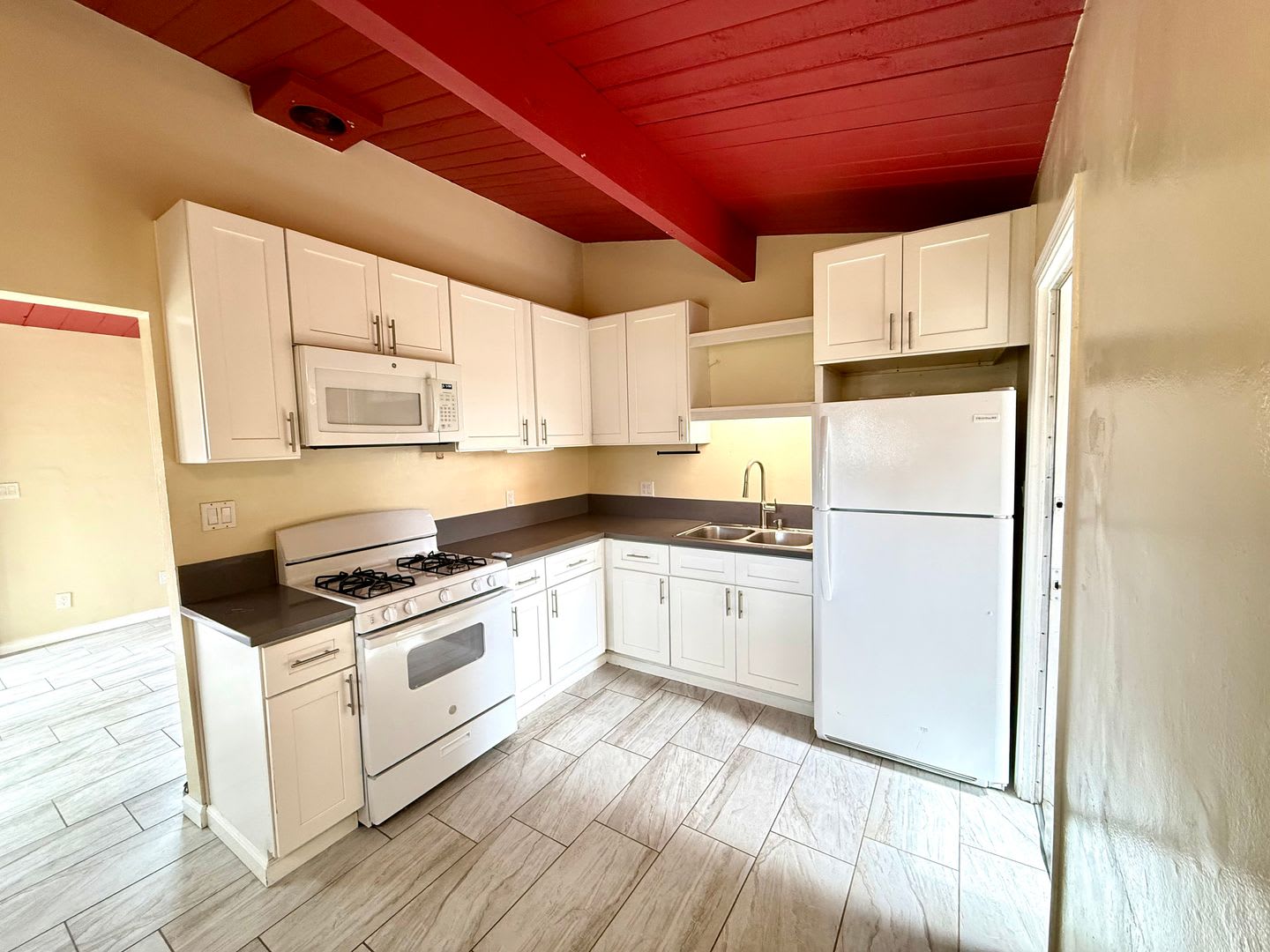 Charming 2-Bedroom Corner Lot Duplex Home in Clairemont with Private Yard! – photo 3